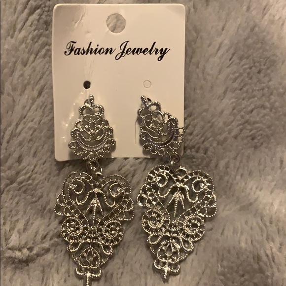 Silver tone dangle earrings - Picture 2 of 2